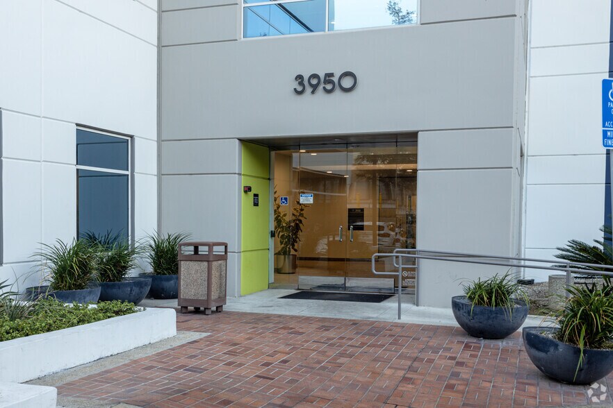 More Photos Of 3950 Paramount Blvd, Lakewood Office For Lease