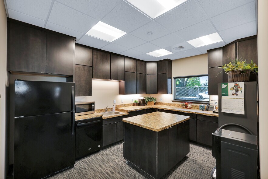 More Photos Of 17612 E Sprague Ave, Spokane Valley Office For Sale