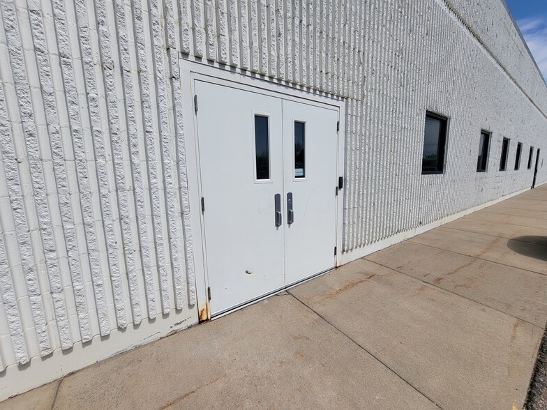 More Photos Of 2101-2120 W 41st St, Sioux Falls General Retail For Lease