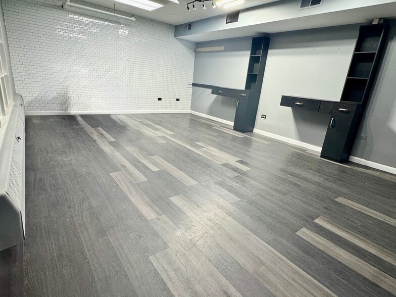 More Photos Of 25 S Washington St, Naperville Storefront For Lease