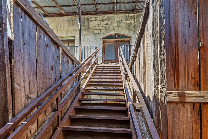 More Photos Of 30048 Yosemite Blvd, La Grange Bar For Sale