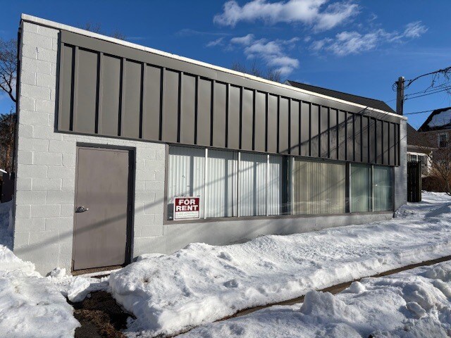 Primary Photo Of 12 Pease Ave, Middletown Showroom For Lease