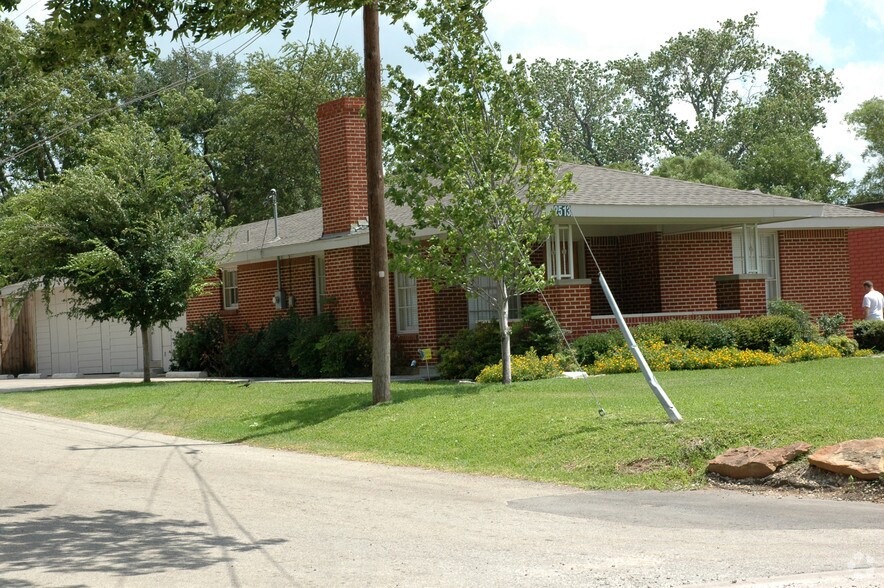 More Photos Of 2513 E Union Bower Rd, Irving Warehouse For Lease