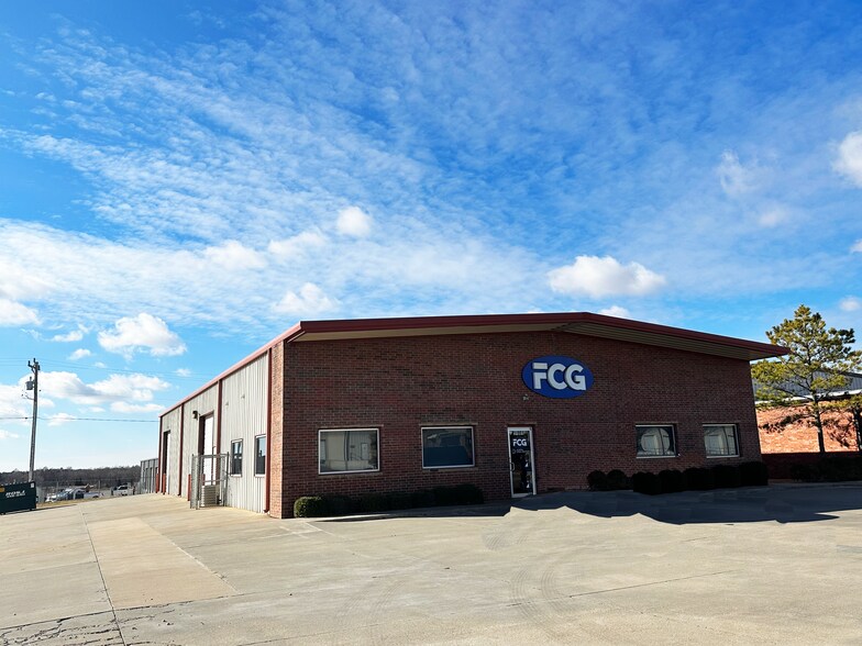 Primary Photo Of 14901 Metro Plaza Blvd, Edmond Flex For Lease