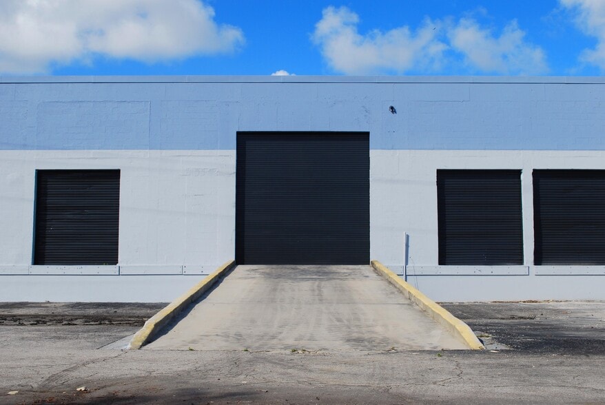 More Photos Of 1100 25th St, West Palm Beach Warehouse For Lease