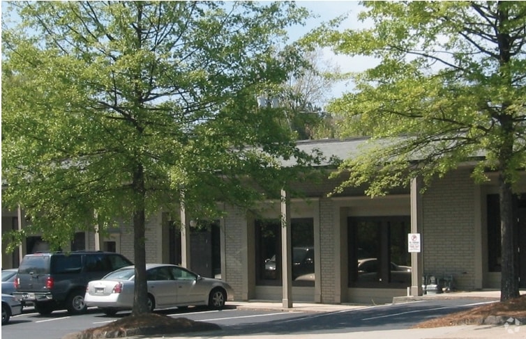 More Photos Of 42 Oak St, Roswell Freestanding For Lease