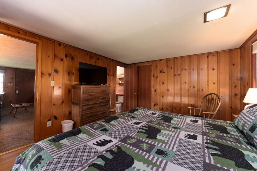 More Photos Of 1624 E Main St, Montrose Hotel For Sale