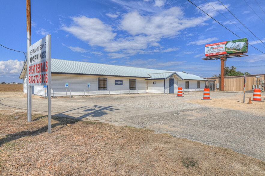 More Photos Of 2918 W Kingsbury St, Seguin Lodge Meeting Hall For Sale