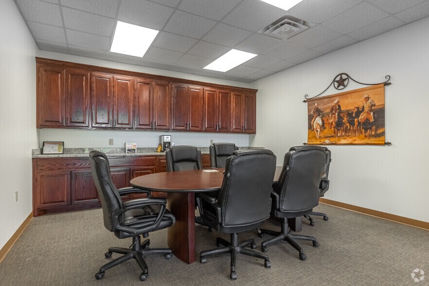 More Photos Of 851 W Harrison Rd, Longview Service For Lease