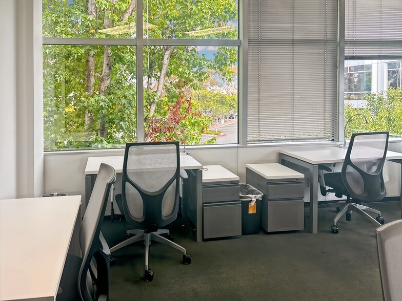 More Photos Of 701 Palomar Airport Rd, Carlsbad Coworking Space