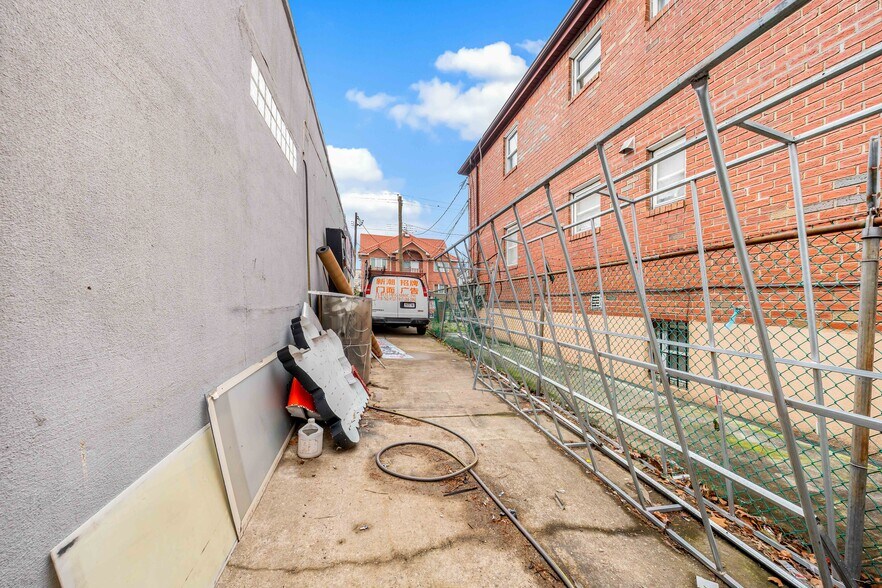 More Photos Of 2006 125th St, College Point Warehouse For Lease