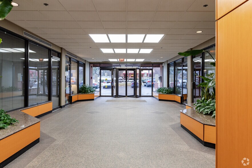 More Photos Of 2001 Midwest Rd, Oak Brook Office For Lease