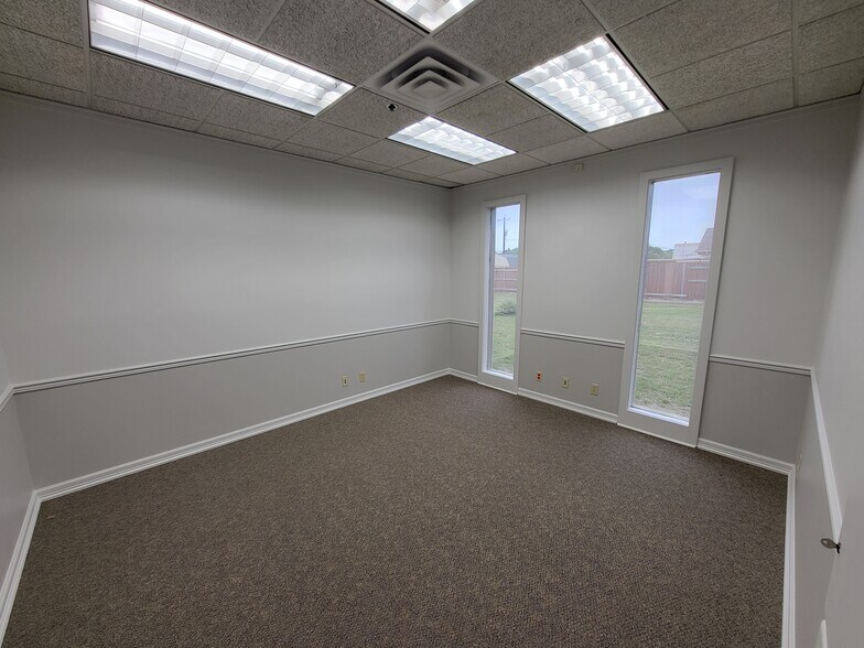 More Photos Of 4754 Shavano Oak, San Antonio Light Distribution For Lease