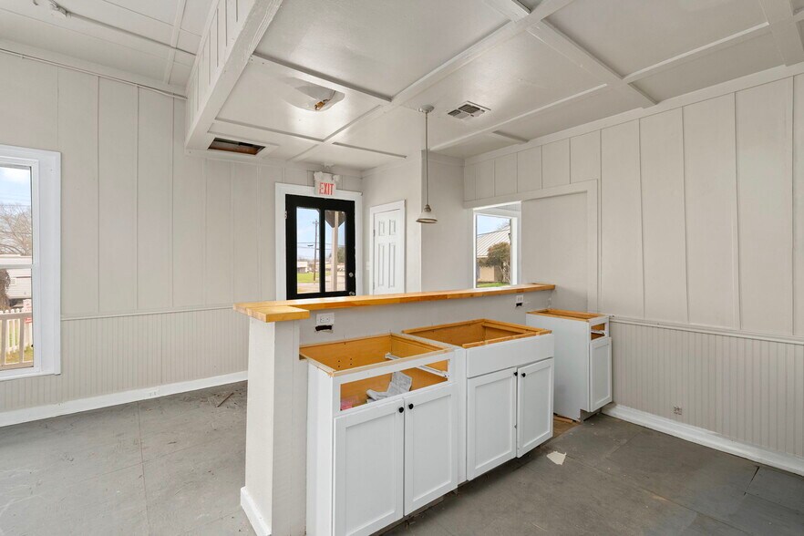 More Photos Of 901 N Saint Joseph St, Gonzales Office For Sale