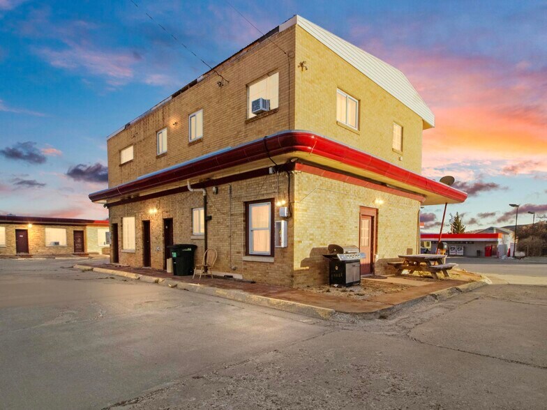 More Photos Of 905 W Spruce St, Rawlins Hotel For Sale