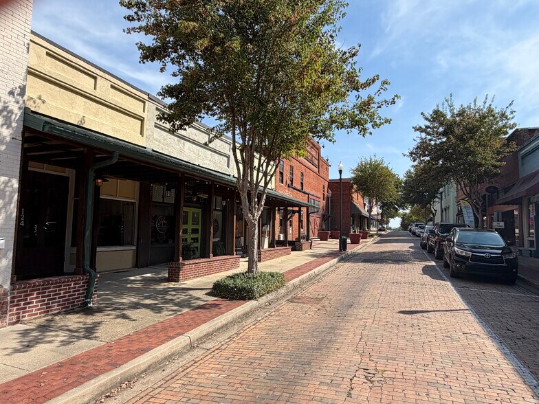 More Photos Of 124 Trinity St, Abbeville Storefront For Sale