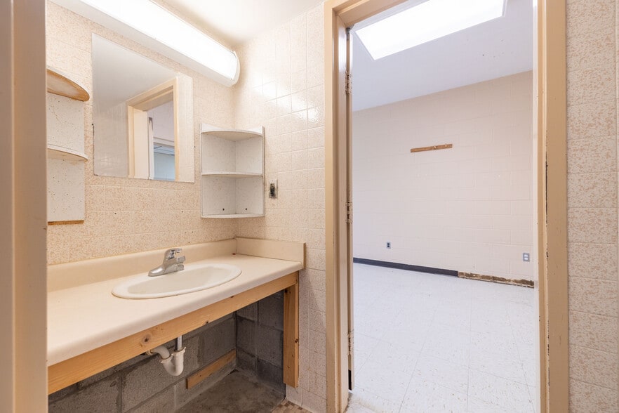 More Photos Of 6902 Chicago Rd, Warren Schools For Sale