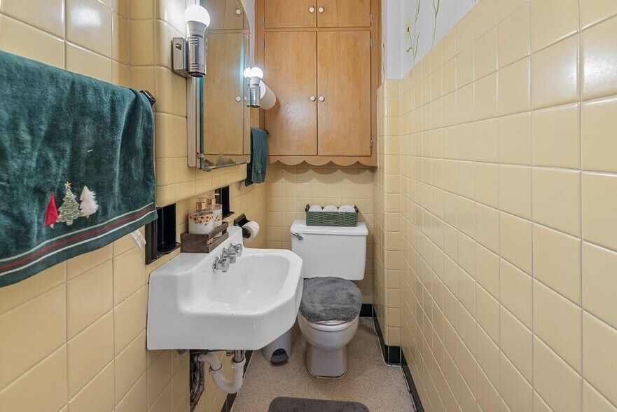 More Photos Of 1405 W Silver Spring Dr, Milwaukee Veterinarian Kennel For Sale