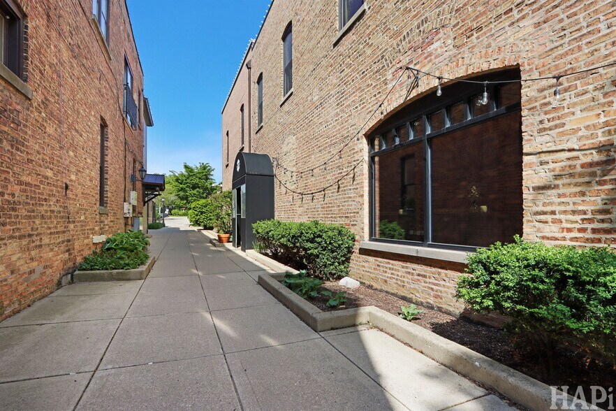 More Photos Of 545-547 N Milwaukee Ave, Libertyville General Retail For Sale