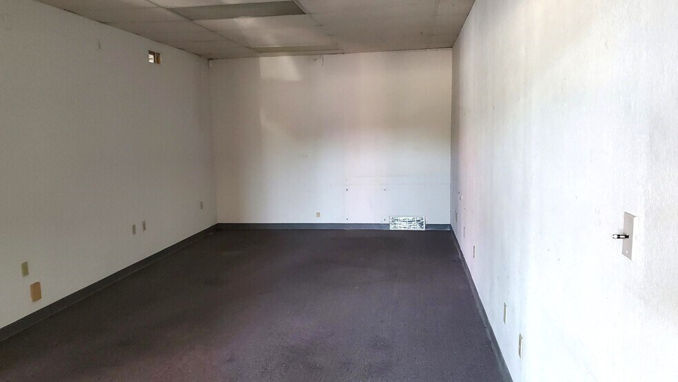 More Photos Of 330 W Northwest Hwy, Grapevine Unknown For Sale