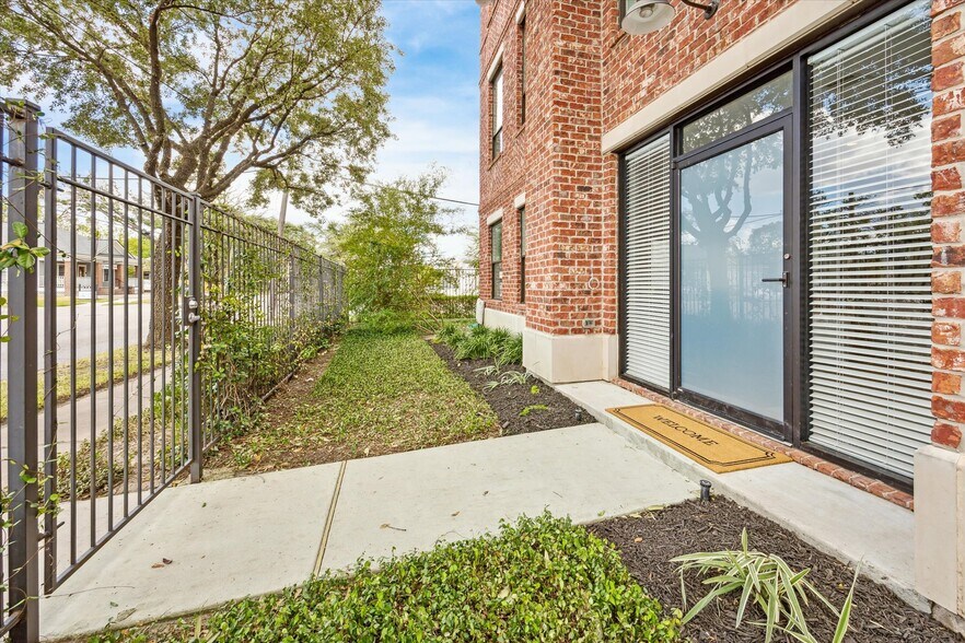 More Photos Of 128 W 17th St, Houston Loft Creative Space For Sale