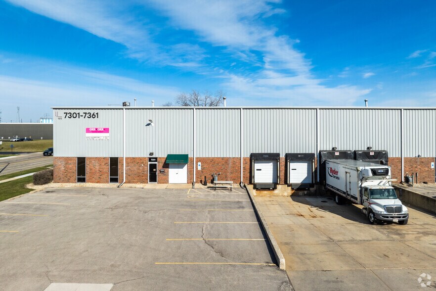 More Photos Of 7301-7361 S Meade Ave, Bedford Park Warehouse For Lease