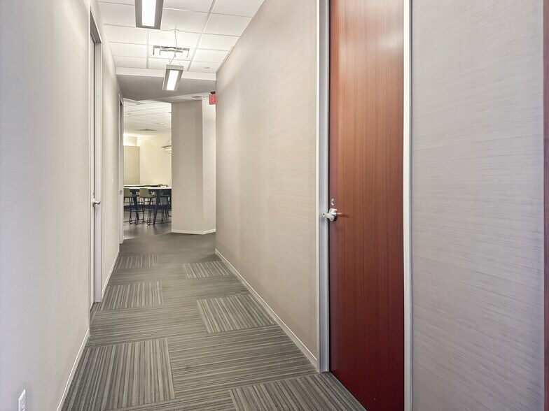 More Photos Of 401 E Sonterra Blvd, San Antonio Coworking Space