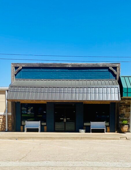 More Photos Of 114 W Ikard St, Henrietta Office For Sale