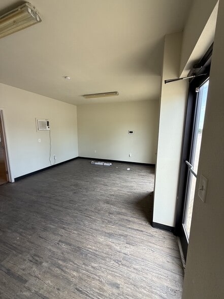 More Photos Of 5823 Acton Cir, Granbury Warehouse For Lease