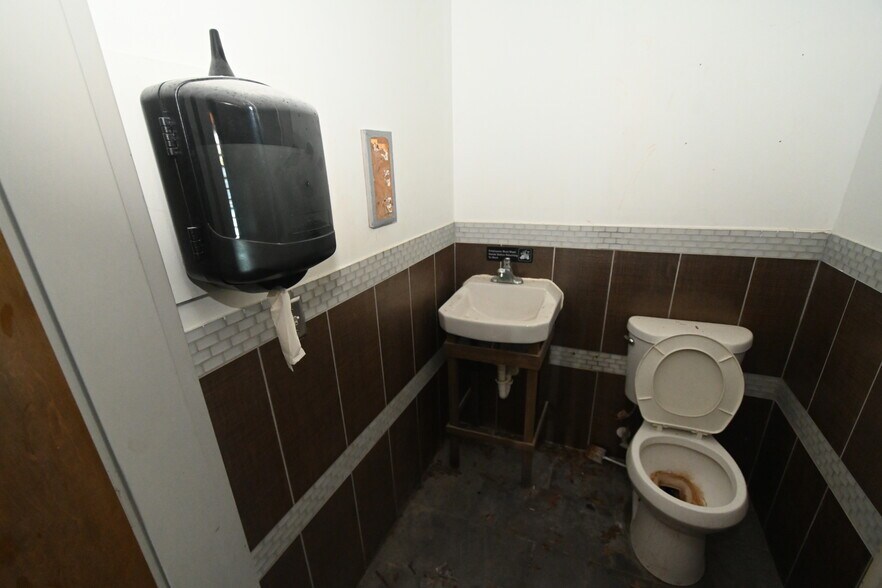 More Photos Of 47 W Amelia St, Orlando Bar For Sale