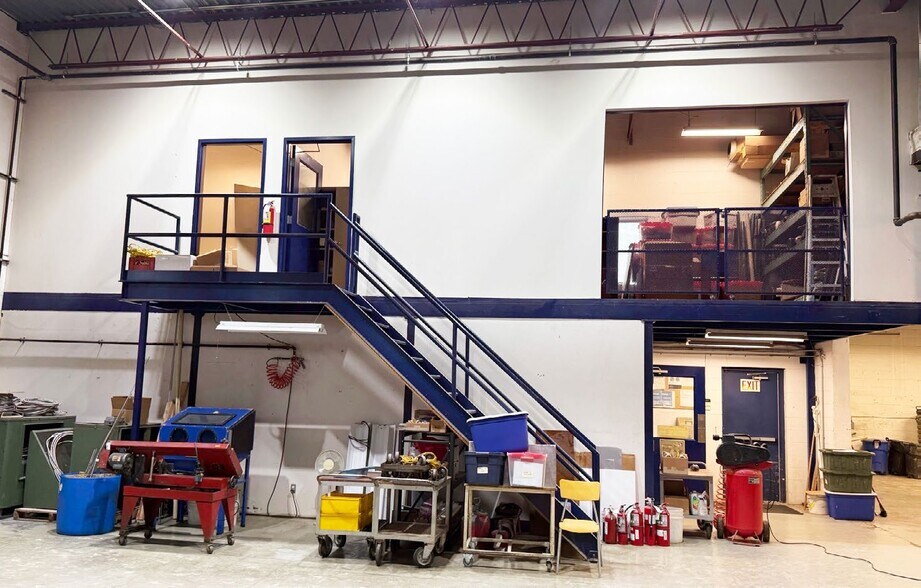 More Photos Of 12-14 Seapark Dr, St Catharines Warehouse For Sale