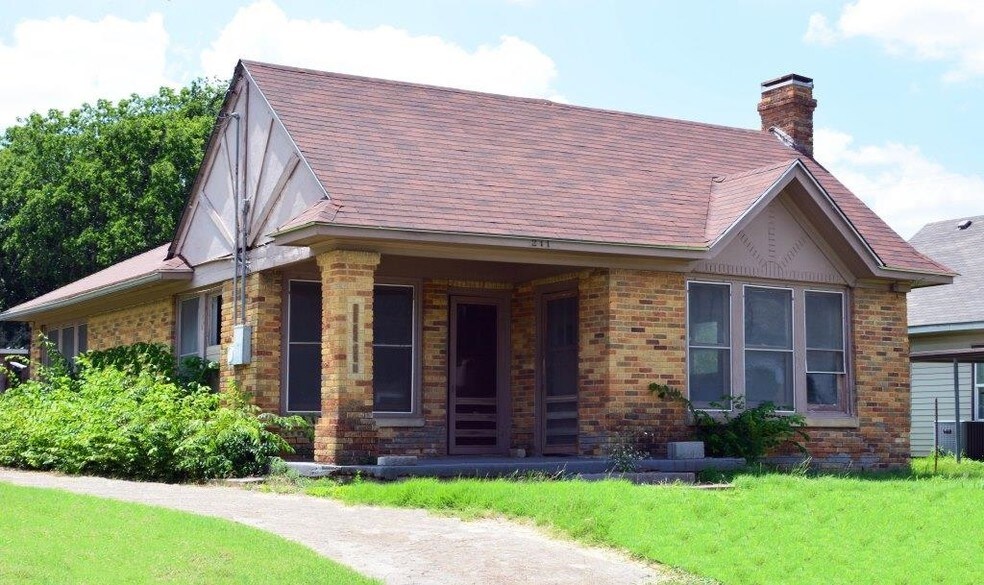 More Photos Of 207 N 10th St, Gatesville Specialty For Sale