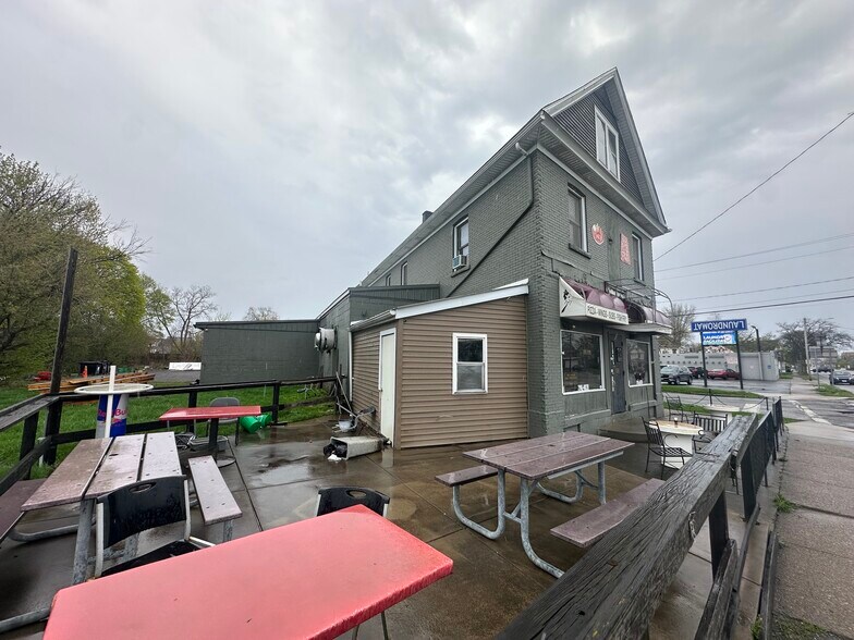 More Photos Of 2201 Hyde Park Blvd, Niagara Falls Restaurant For Sale
