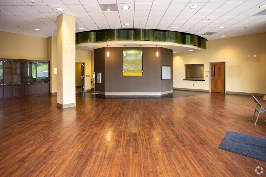 More Photos Of 201 Resting Tree Dr, Bristol Office For Lease