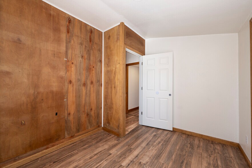 More Photos Of 695 Agate ave, Granby Flex For Sale