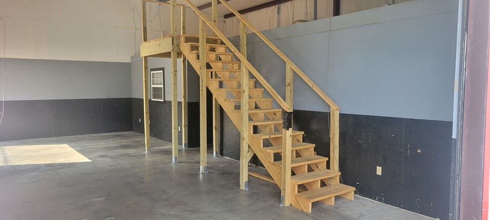 More Photos Of 340 Mechanic St, Tomball Light Distribution For Lease