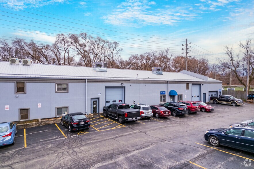 More Photos Of 10501-10503 W Greenfield Ave, Milwaukee Showroom For Sale