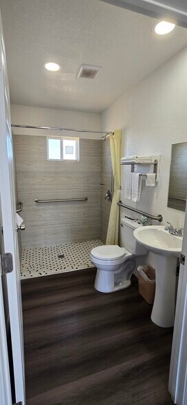 More Photos Of 2128 State Highway 58 Business Route E, Mojave Hotel For Sale