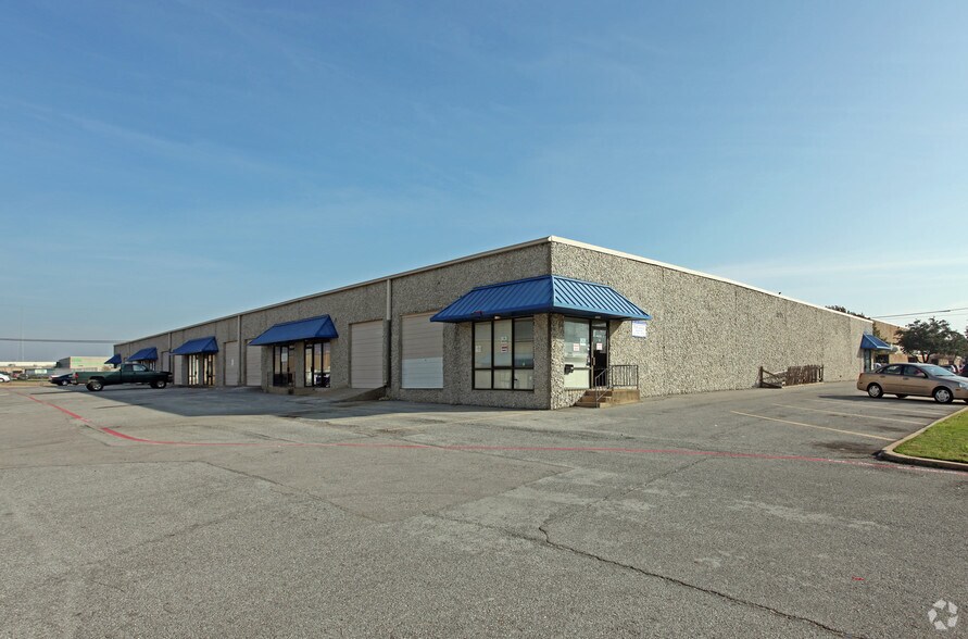 More Photos Of 1309 Summit Ave, Plano Light Manufacturing For Lease