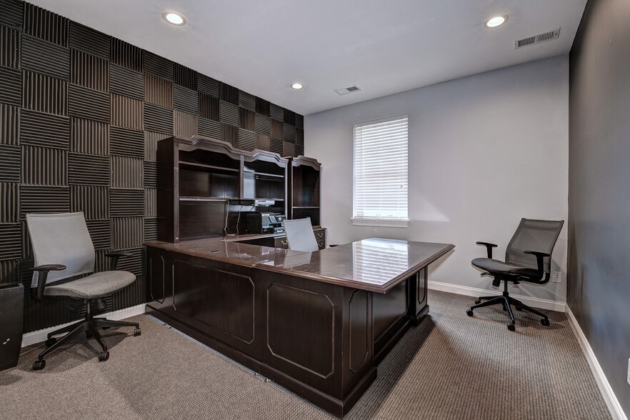 More Photos Of 10609-10611 Watterson Center Ct, Louisville Office For Sale