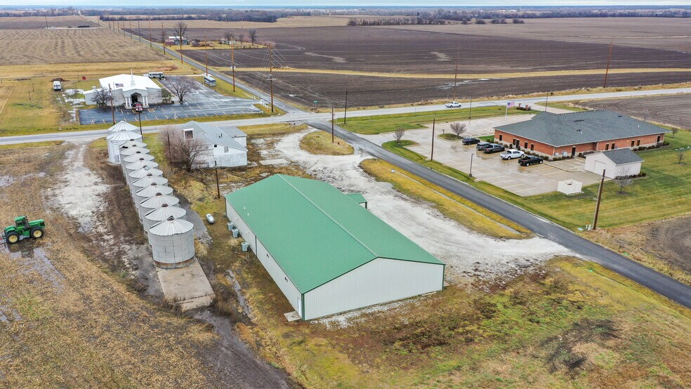 More Photos Of 22987 Cherry Ln, Jerseyville Storefront For Sale