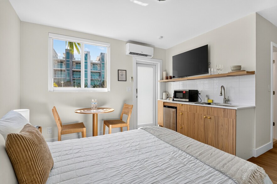 More Photos Of 327 Harding St, Hollywood Hotel For Sale