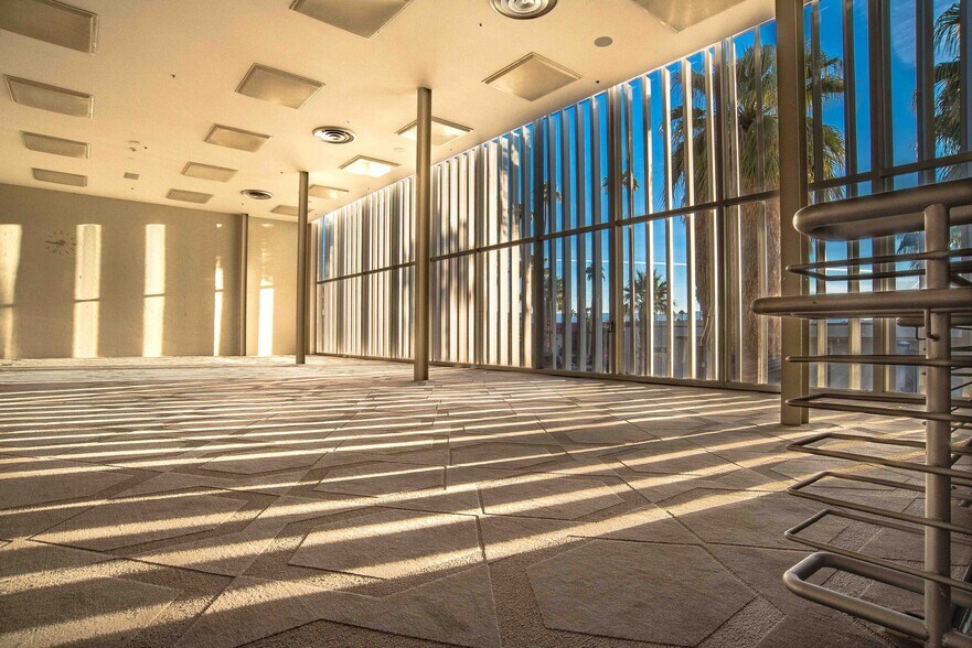 More Photos Of 383 S Palm Canyon Dr, Palm Springs Storefront Retail Office For Lease