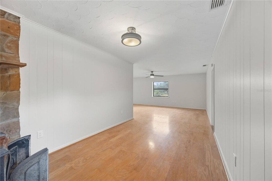 More Photos Of 274 W Kings Hwy, Center Hill Flex For Sale
