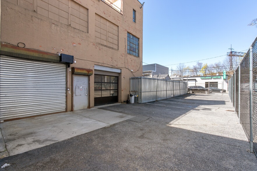 More Photos Of 56-15 Northern Blvd, Woodside Showroom For Sale