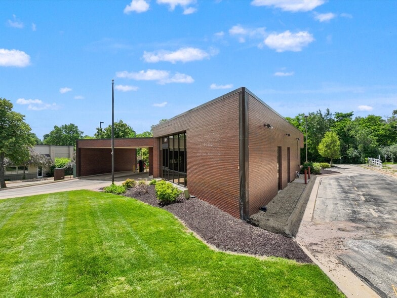 More Photos Of 1805 John F Kennedy Rd, Dubuque Freestanding For Sale