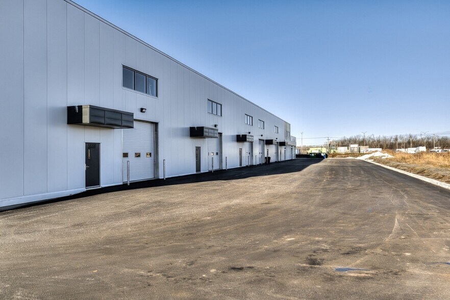 More Photos Of 5539 St Ernest-Cormier, Laval Showroom For Lease