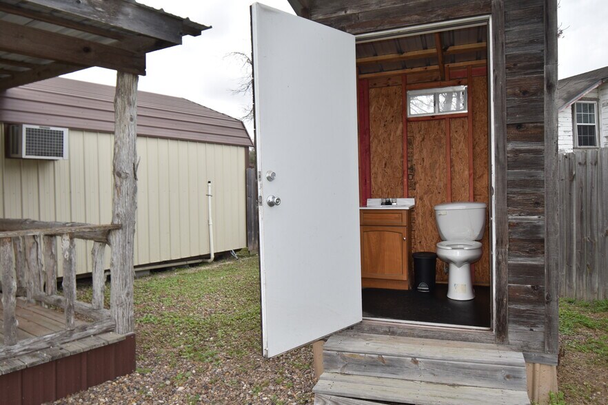 More Photos Of 217 Second St, Agua Dulce General Retail For Sale