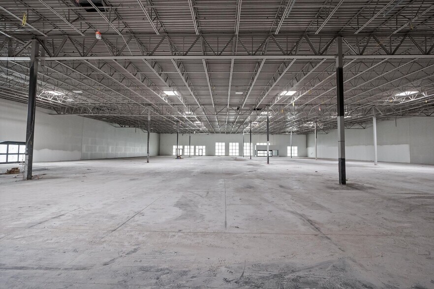 More Photos Of 662-868 E Big Beaver Rd, Troy Storefront For Lease