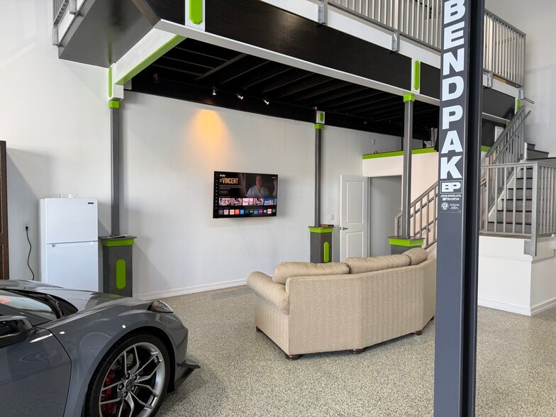 More Photos Of 861 NE Industrial Blvd, Jensen Beach Warehouse For Lease